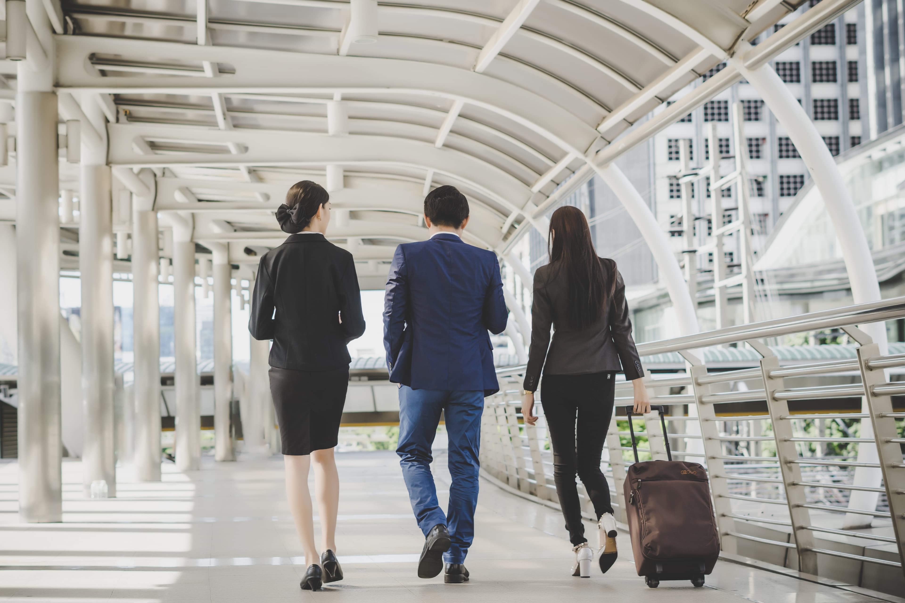 Entorno tecnológico corporativo: pantallas y analítica de viajes de negocio.